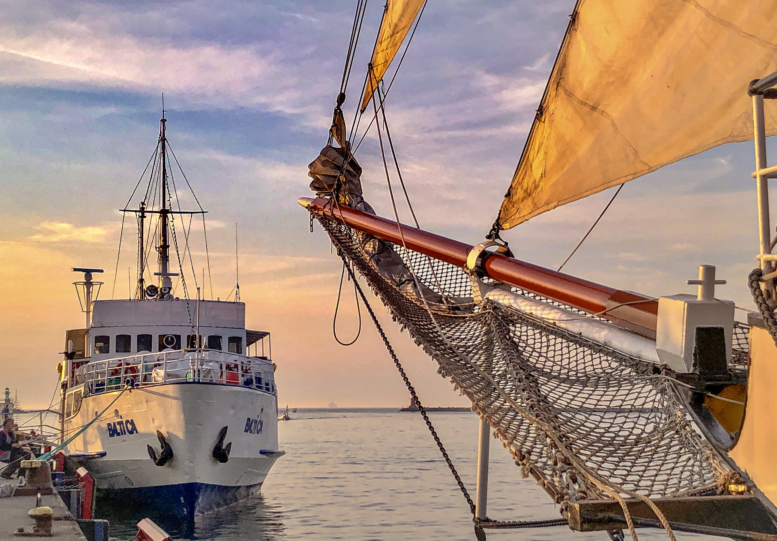 Motorschiff trifft Segelschiff