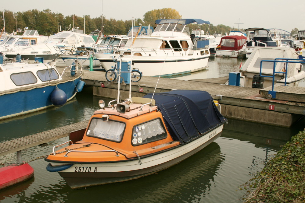 Motoryachten im Yachthafen Marina Rünthe in Bergkamen/ Westfalen am DEK