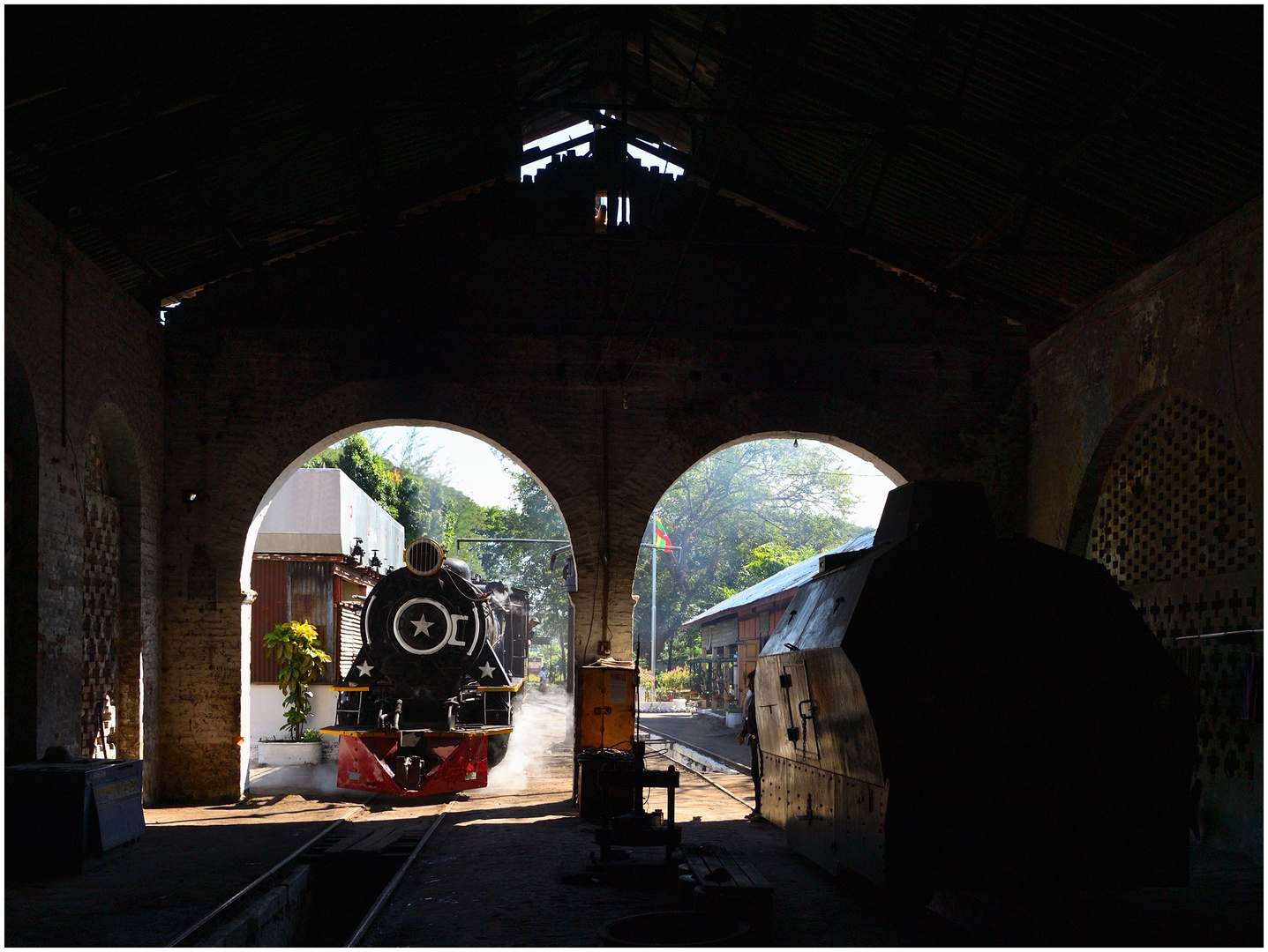 Mottama Depot X  -  Blick aus dem Schuppen