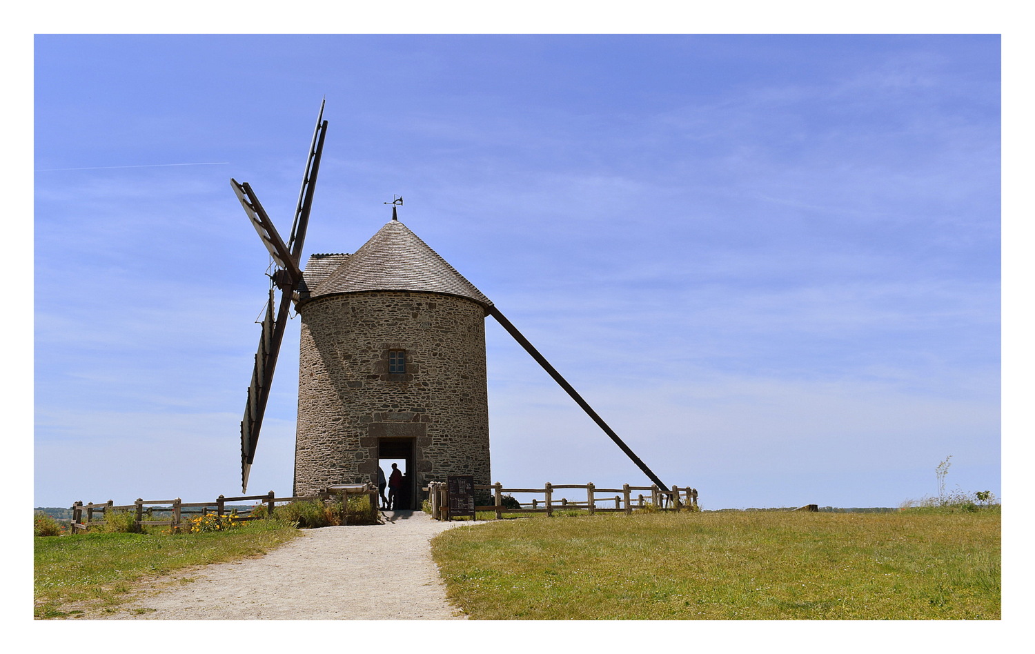 moulin à vent de moidrey photo et image | architecture, les moulins ...