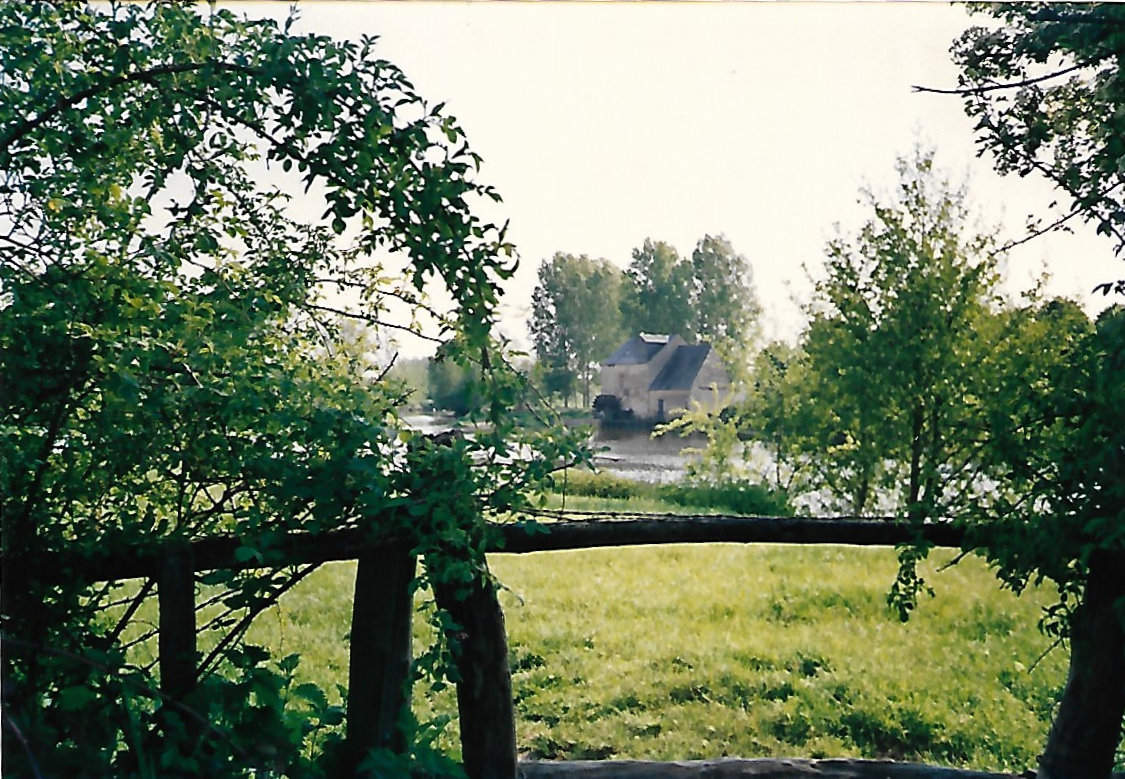 Moulin de mon village de Fillé-sur-sarthe pris de l'autre côté de la rivière