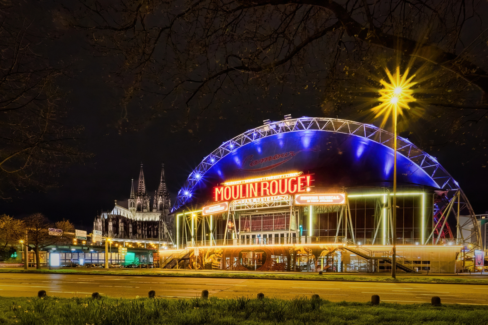 "Moulin Rouge" im Schatten des Doms | Köln