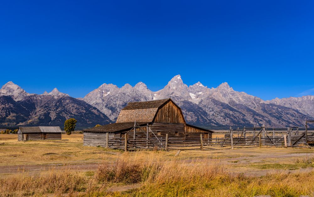 Moulton Barn gegen Teton Range, Wyoming, USA