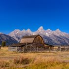 Moulton Barn gegen Teton Range, Wyoming, USA