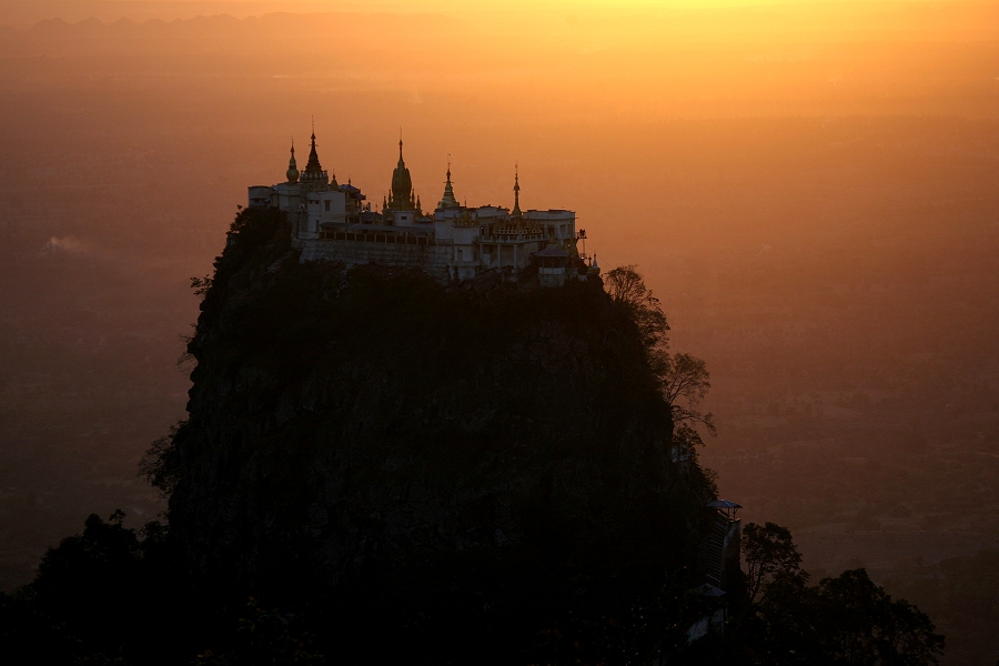 Mount Popa am Abend