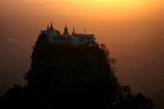 Mount Popa am Abend