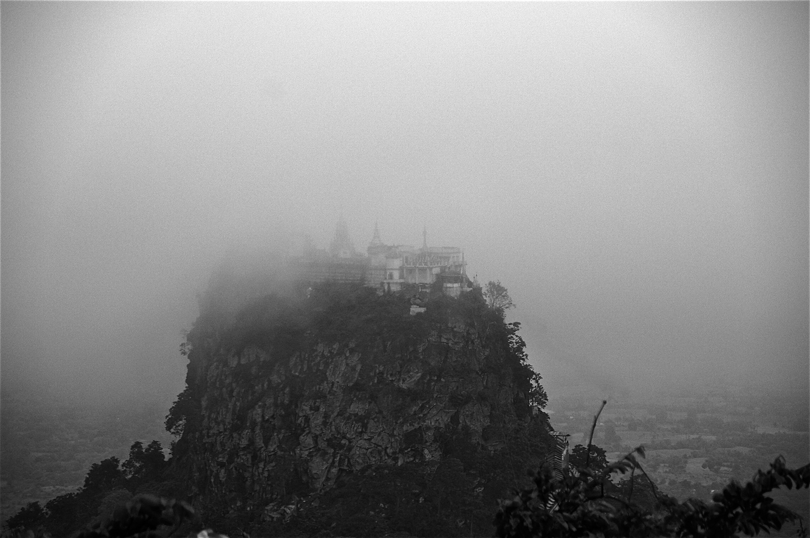 mount popa um halb fünf uhr früh, burma 2011