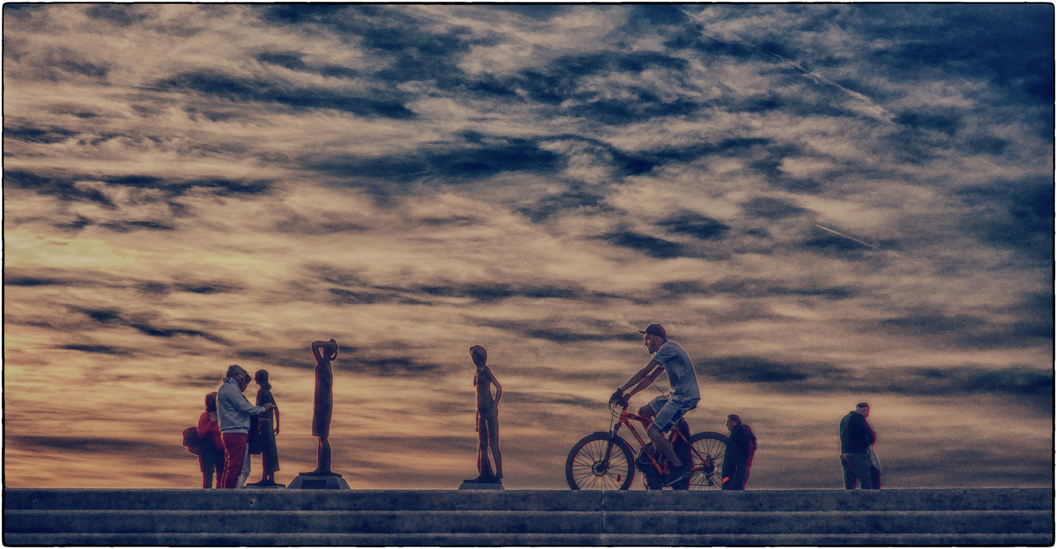 Mountainbiker auf der Strandpromenade - Le cycliste MTB sur la promenade