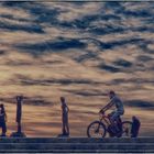 Mountainbiker auf der Strandpromenade - Le cycliste MTB sur la promenade