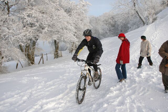 Mountainbiker im Schnee