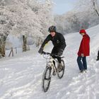 Mountainbiker im Schnee