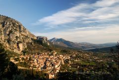 Moustiers mit Blick auf den Lac de Ste Croix