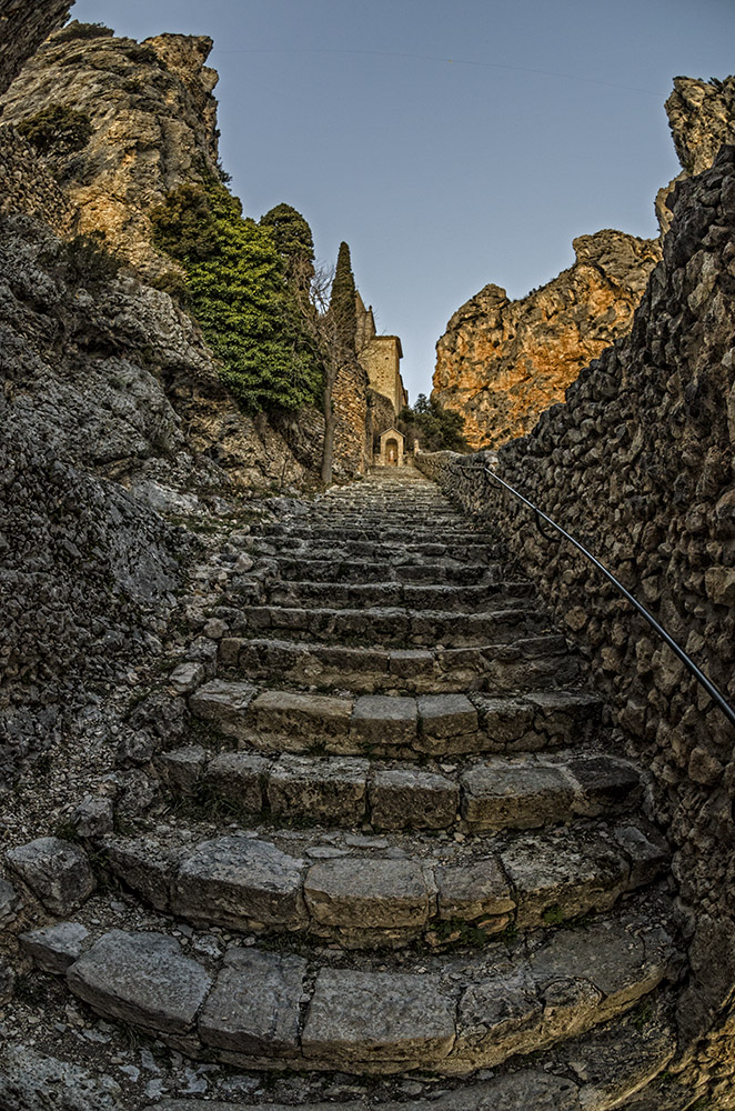 Moustiers Sainte Marie - die Stufen zur Notre Dame de Beauvoir