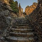 Moustiers Sainte Marie - die Stufen zur Notre Dame de Beauvoir