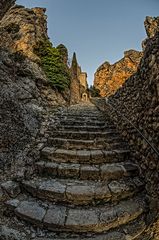 Moustiers Sainte Marie - die Stufen zur Notre Dame de Beauvoir