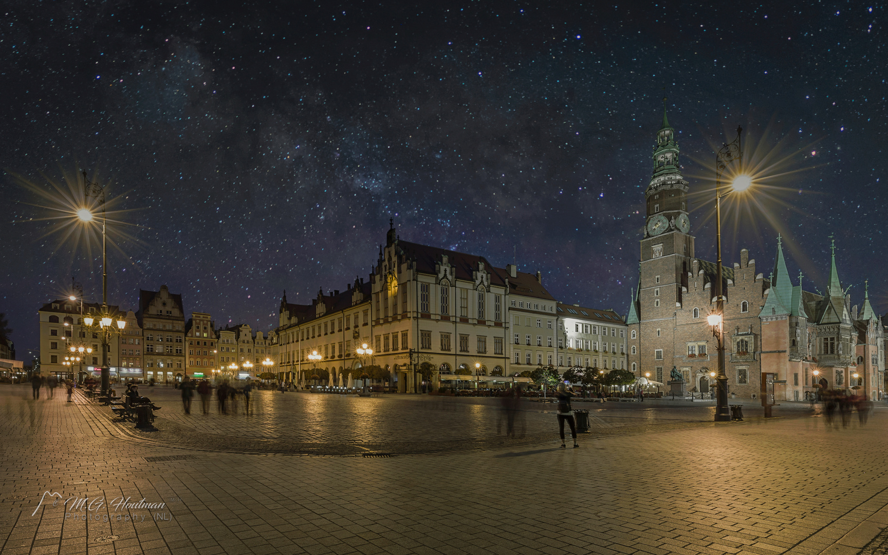 Movement at night on Rynek of Wroc?aw