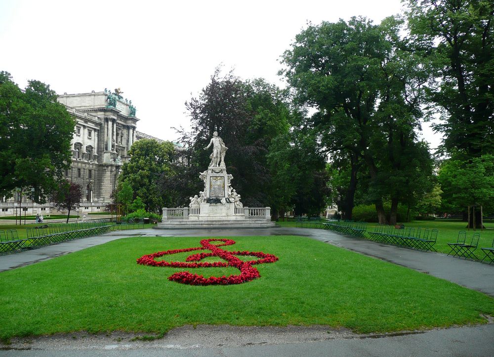 Mozartdenkmal an der Hofburg in Wien