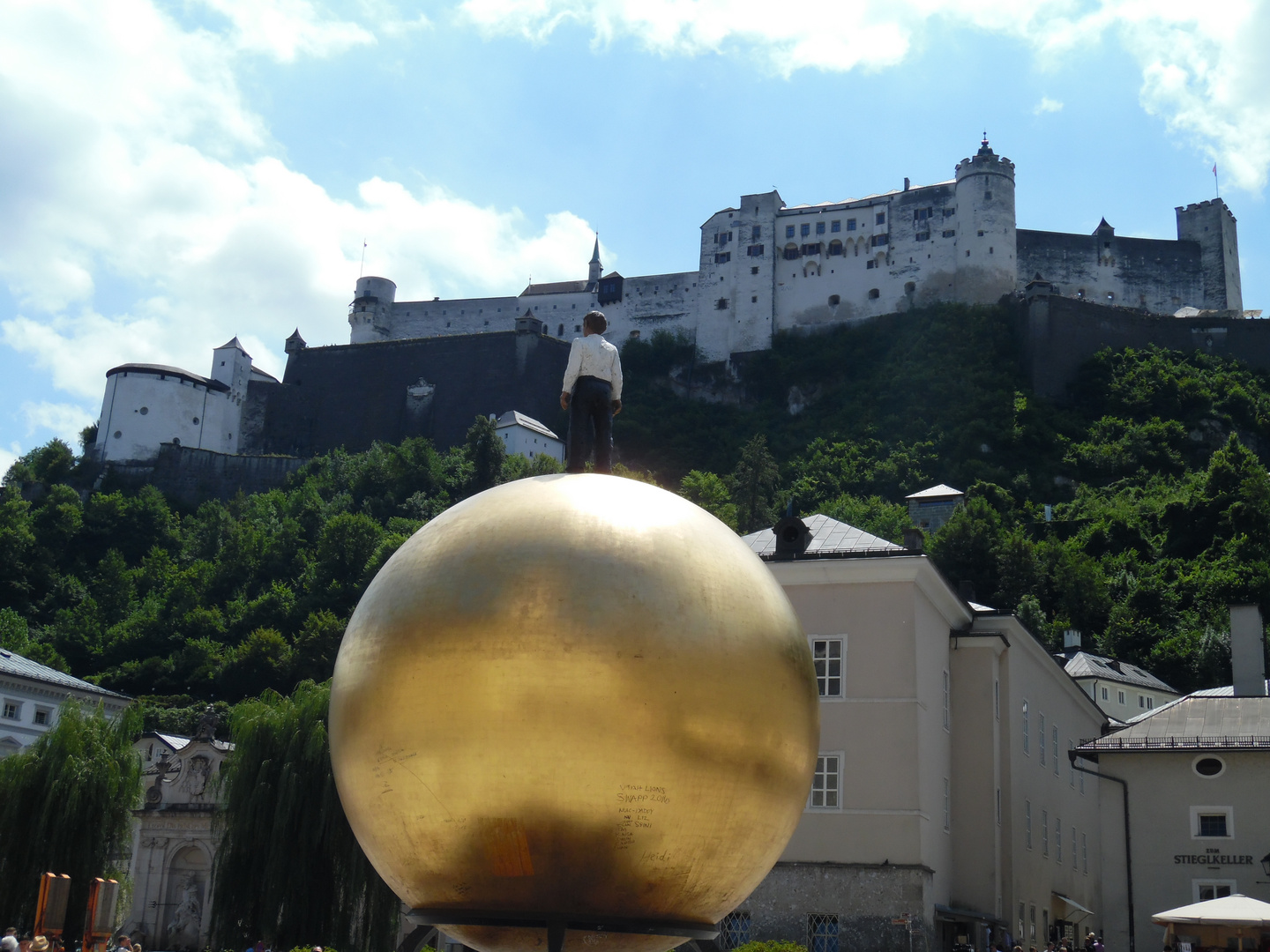 Mozartkugel in Salzburg (mit dem noch "jungen Mozart auf der Kugel")