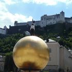 Mozartkugel in Salzburg (mit dem noch "jungen Mozart auf der Kugel")