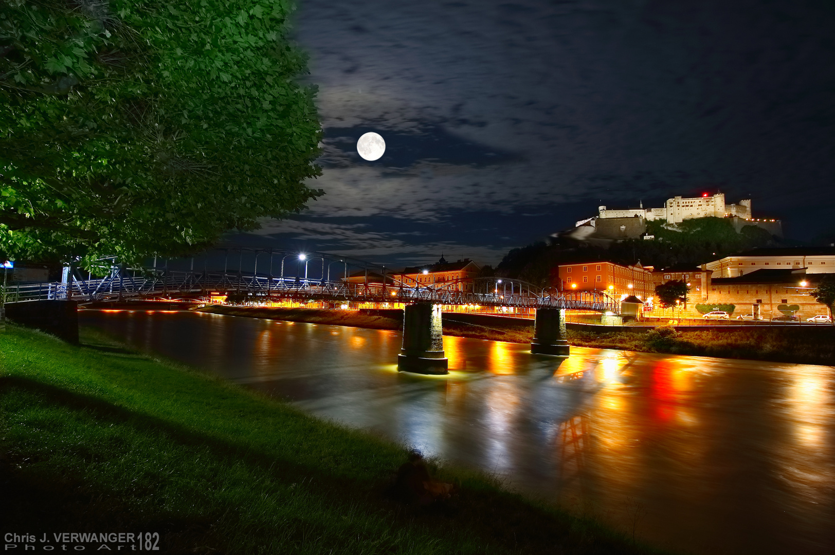 Mozartsteg mit Festung Hohen Salzburg am Blue Moon Day 20150731