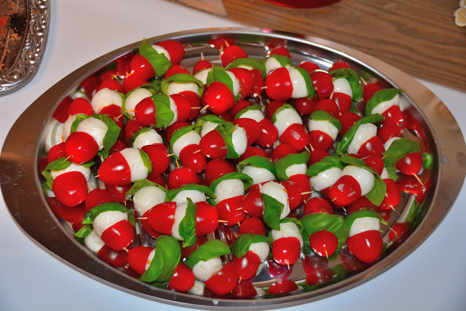Mozzarella mit Cocktailtomaten und Kräuter Foto &amp; Bild | fun, essen ...