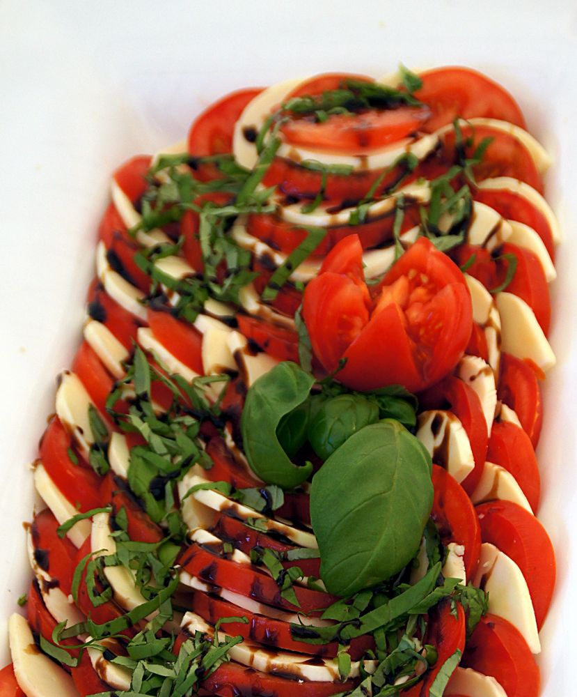 Mozzarella mit Tomate, Balsamico, Basilikum und Lauch