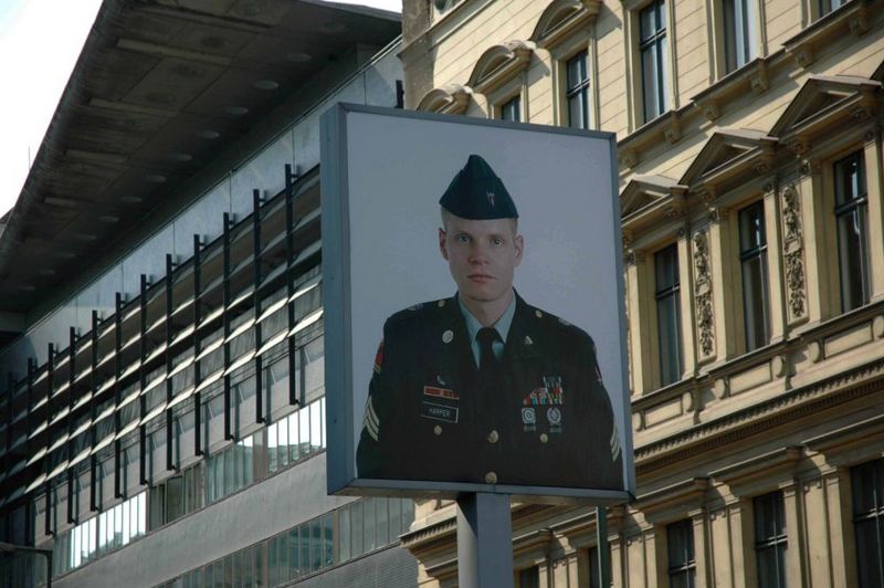 Mr. Harper am Checkpoint Charlie