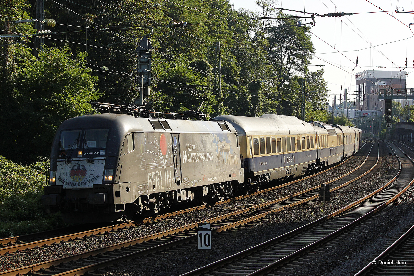 MRCE 182 560 "Mauerfall" mit Rheingoldzug in Wuppertal und fuhr weiter nach Köln, am 28.08.2016.