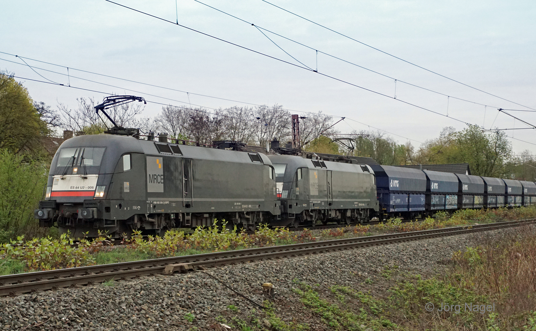 MRCE Taurus im Doppelpack mit VTG Schüttgutwagen Falns