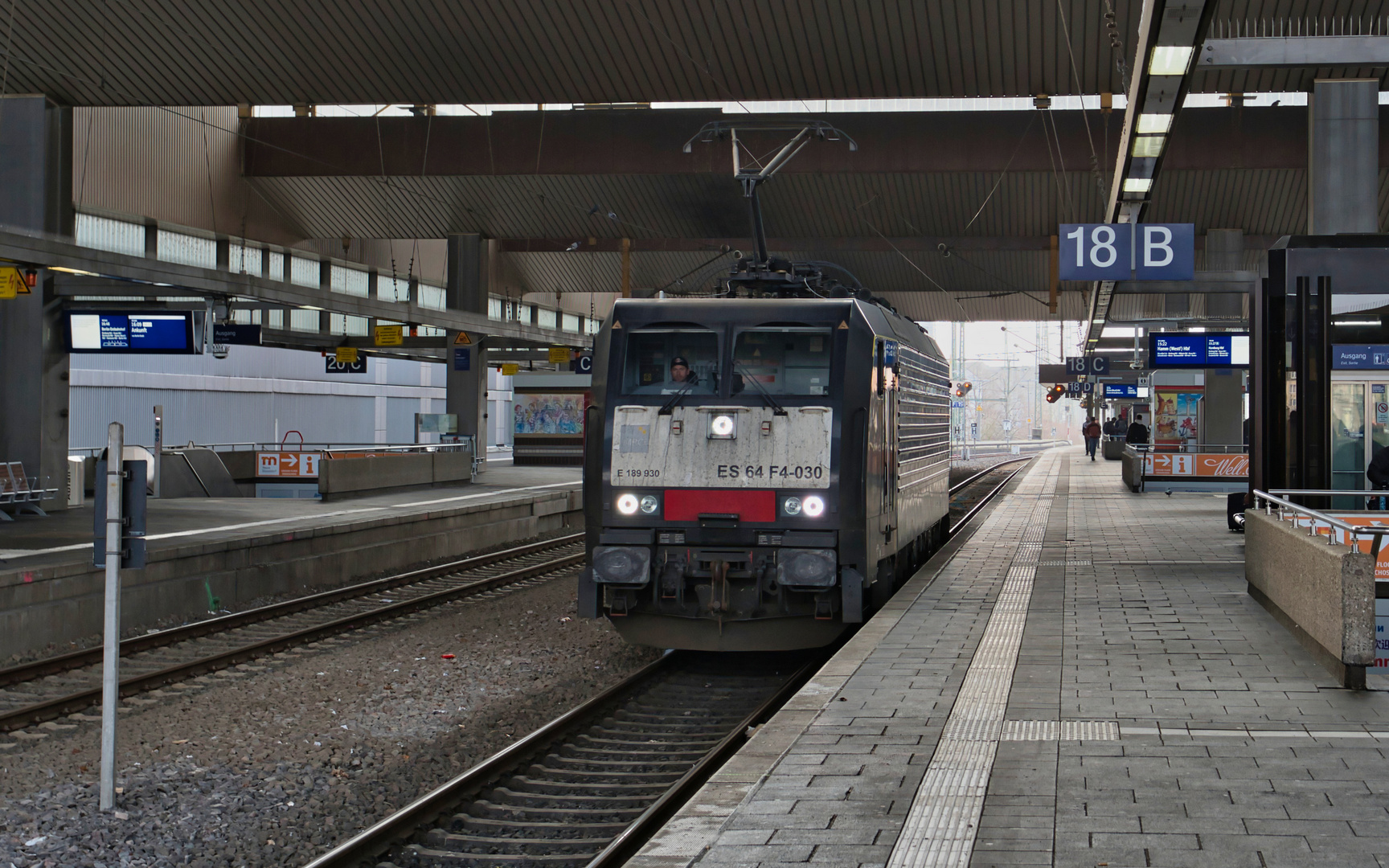 MRCE-Viersystemlok im Düsseldorfer Hauptbahnhof