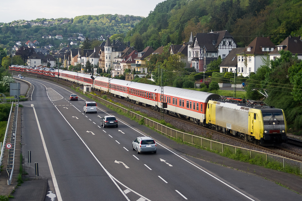 MRCEdispolok 189 915-2 / ES 64 F4 - 015 zieht einen DB Autozug bei Linz am Rhein