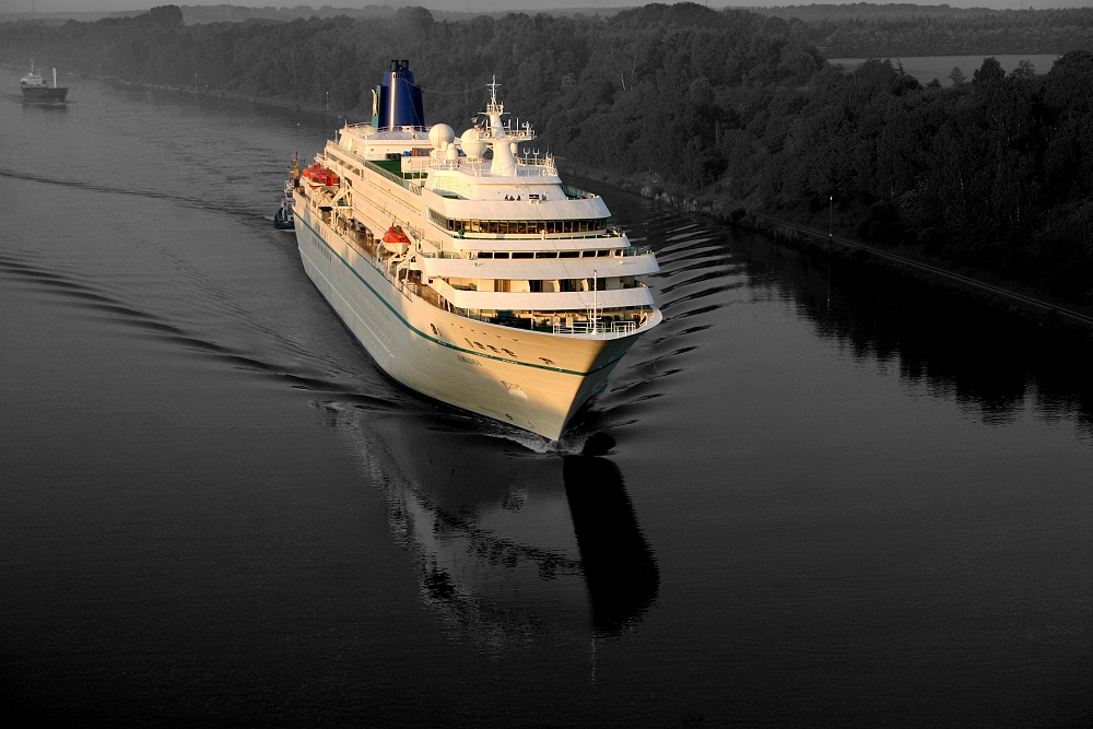 MS Amadea am frühen Morgen im Nord-Ostsee-Kanal