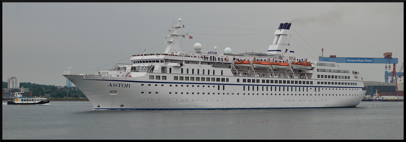 MS Astor im Hafen von Kiel