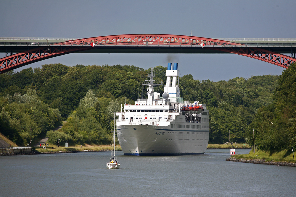 MS Astor im Nord-Ostsee-Kanal