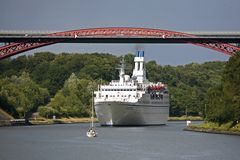 MS Astor im Nord-Ostsee-Kanal