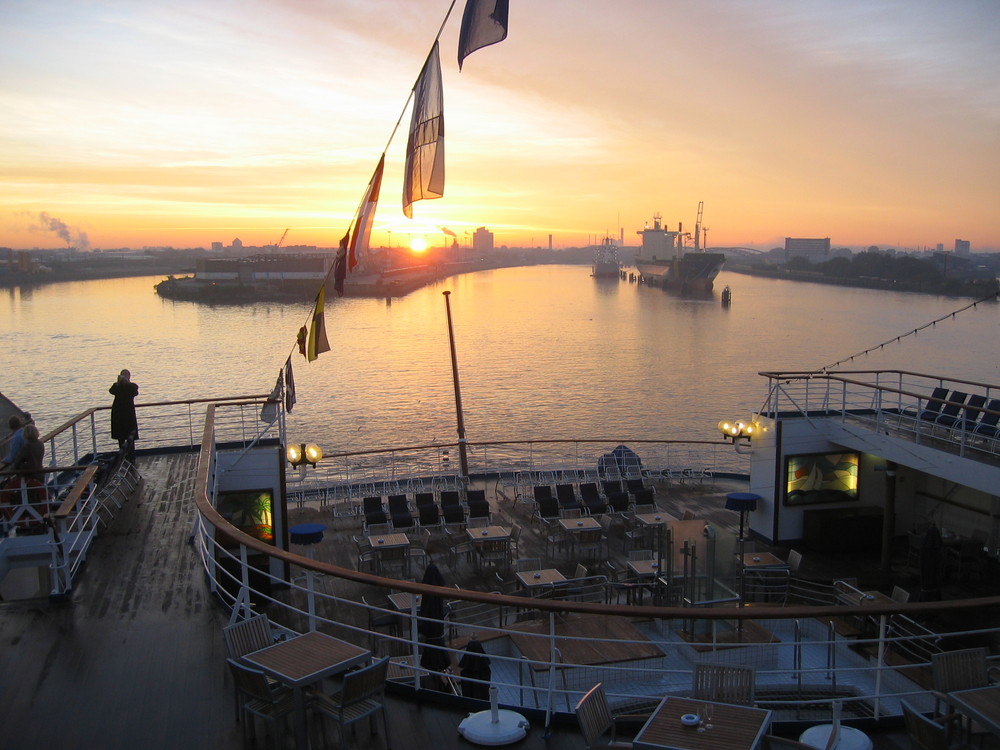 MS Astor - Morgenstimmung im Hamburger Hafen