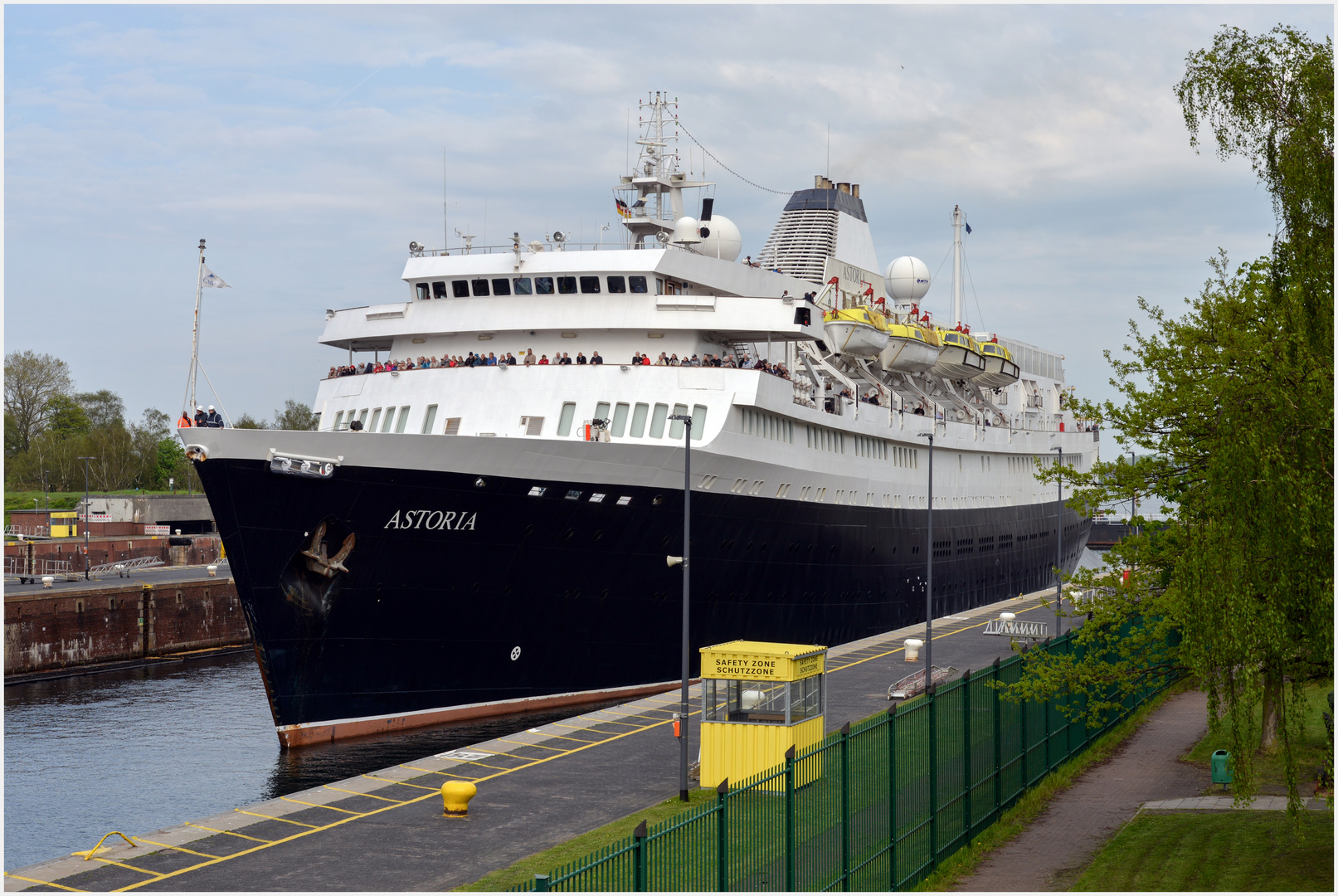 MS Astoria in der Kieler Schleuse