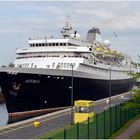 MS Astoria in der Kieler Schleuse