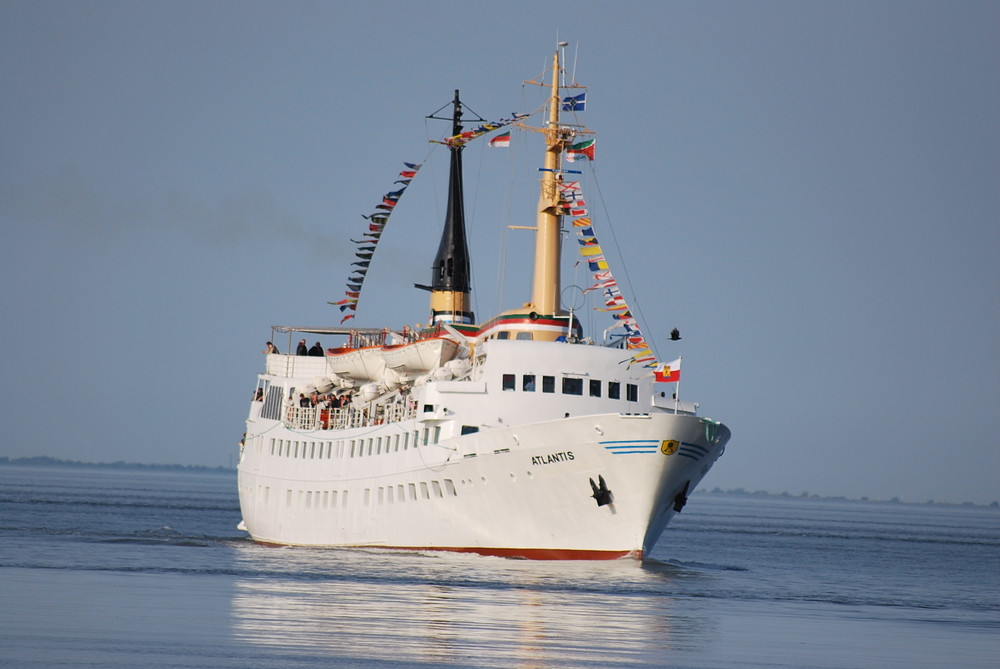 MS Atlantis am 01. Mai 2009 Saisoneröffnung Helgoland