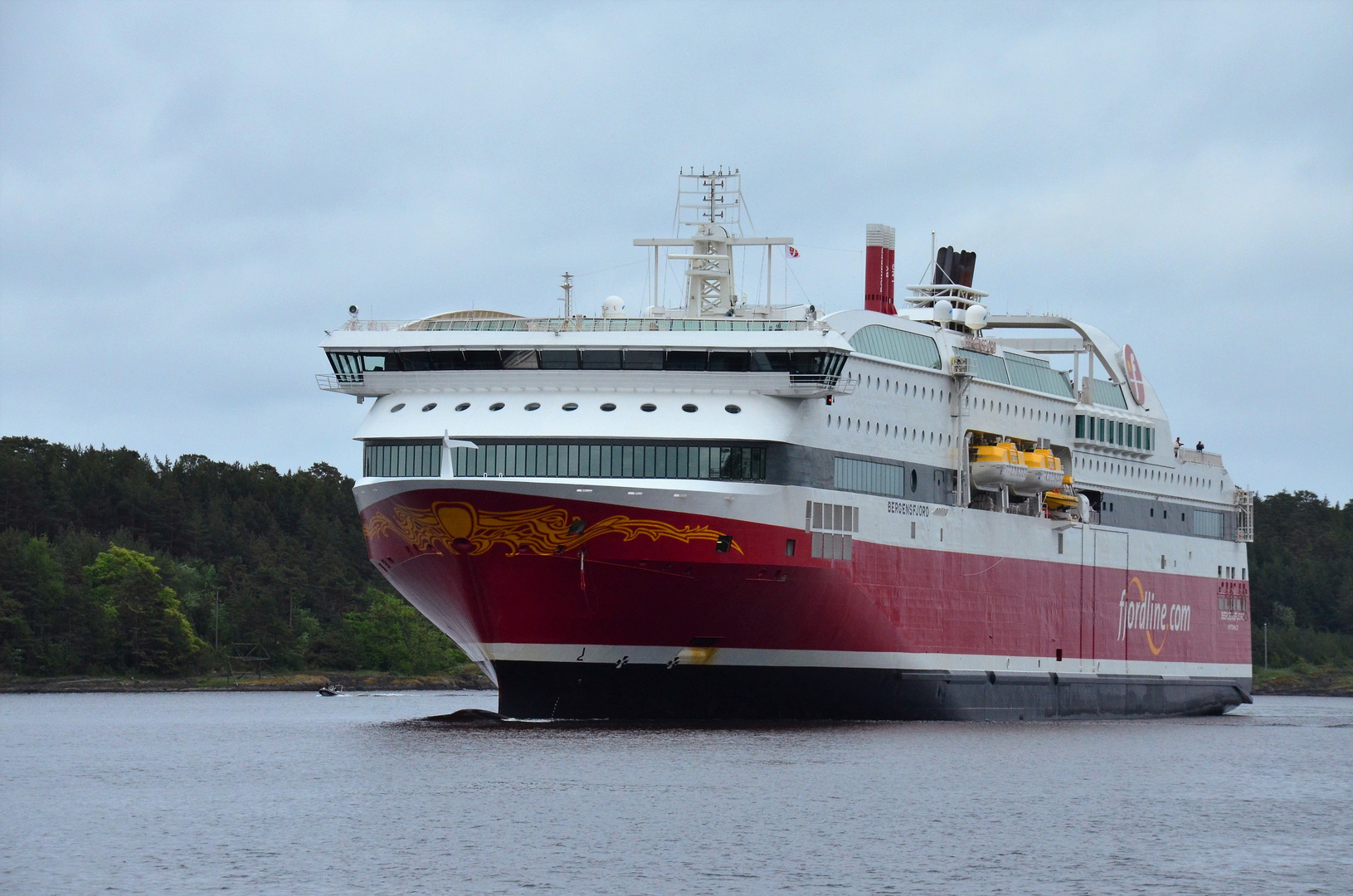 MS Bergensfjord beim Einlaufen in Langesund 