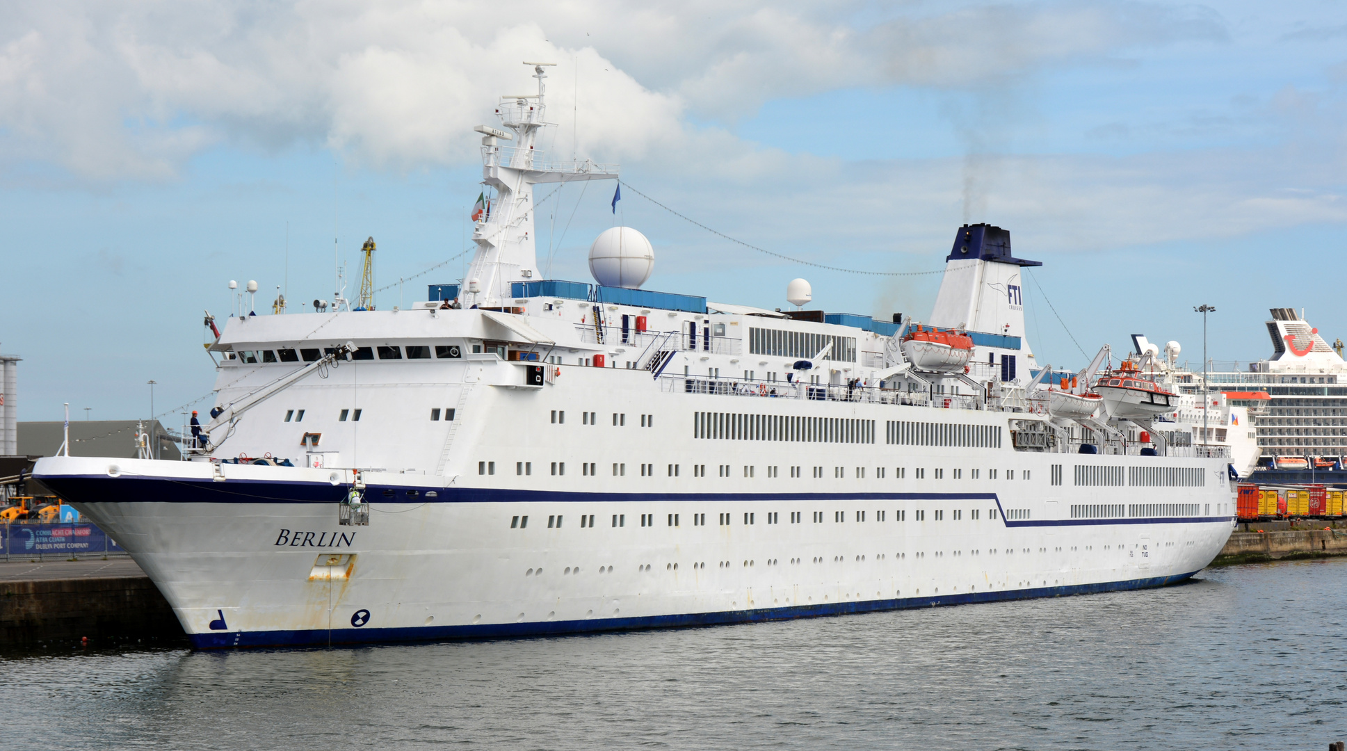MS Berlin in Dublin Foto & Bild | britische inseln, irland, world ...