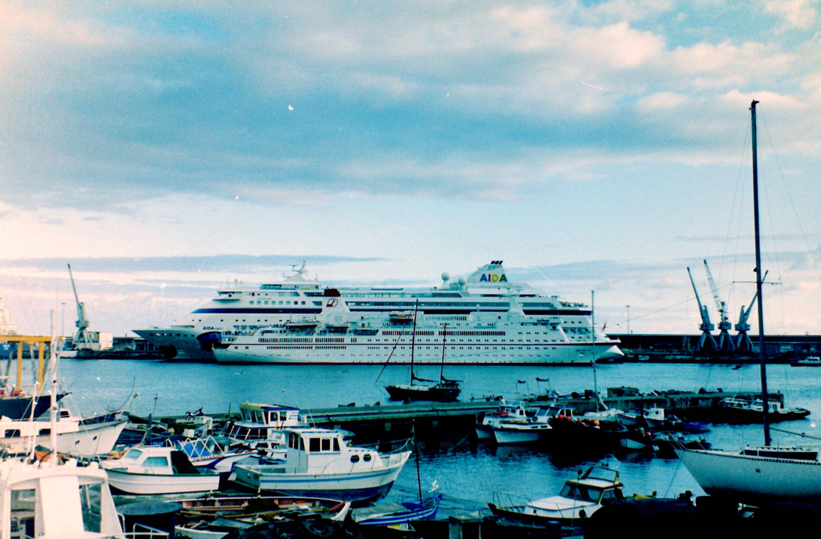 MS Berlin trifft AIDAcara 2003 auf Madeira