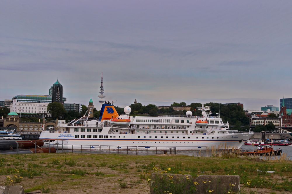 MS Bremen läuft von einer Expedition in Hamburg ein