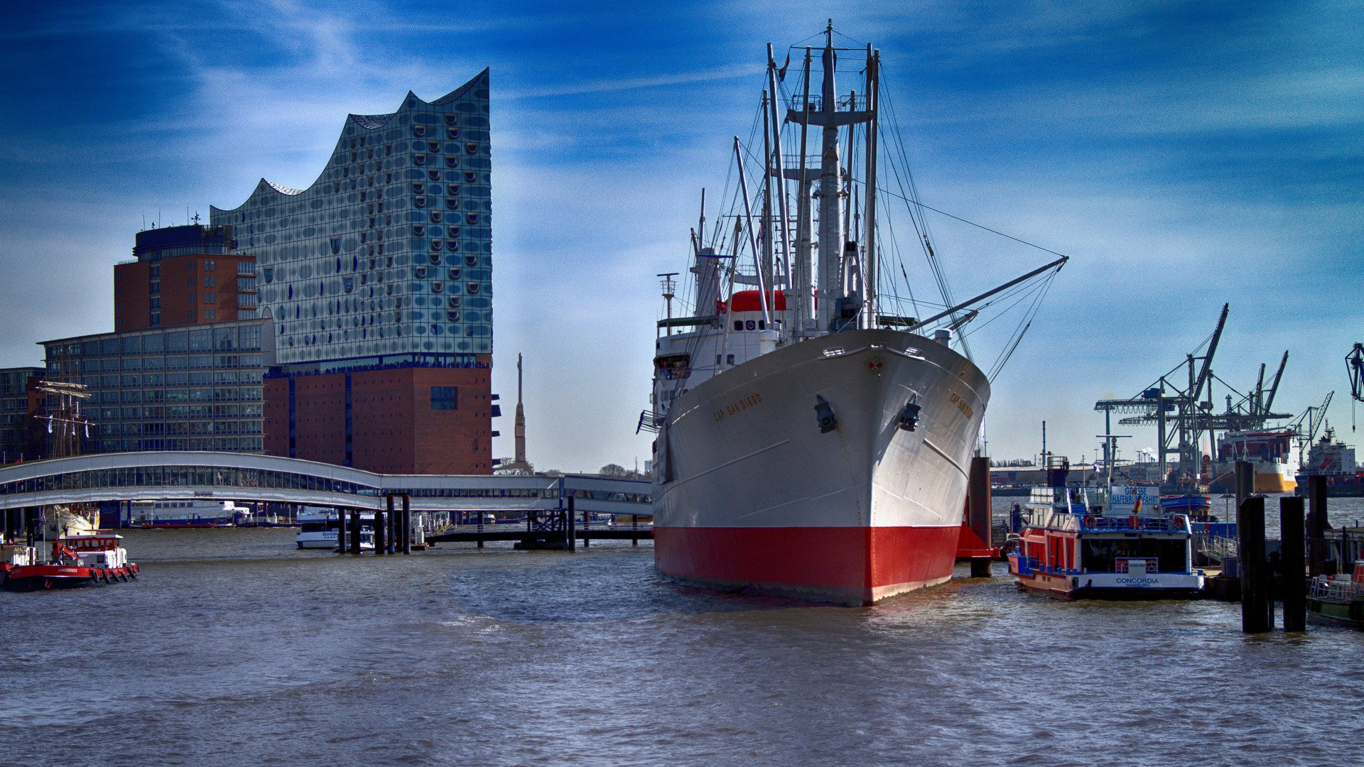 MS Cap San Diego an der Überseebrücke in Hamburg