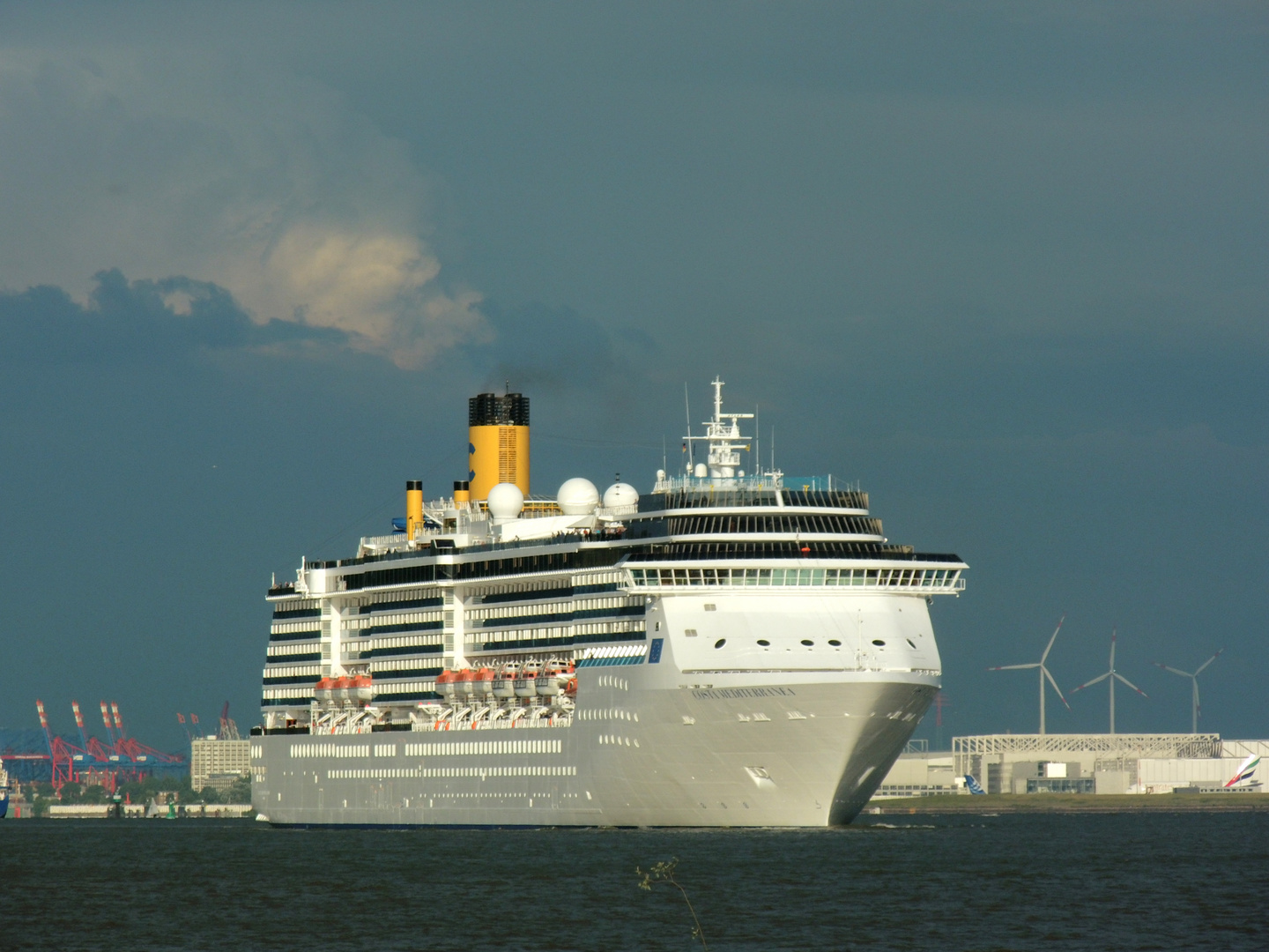 MS "Costa Mediterranea" vor Blankenese