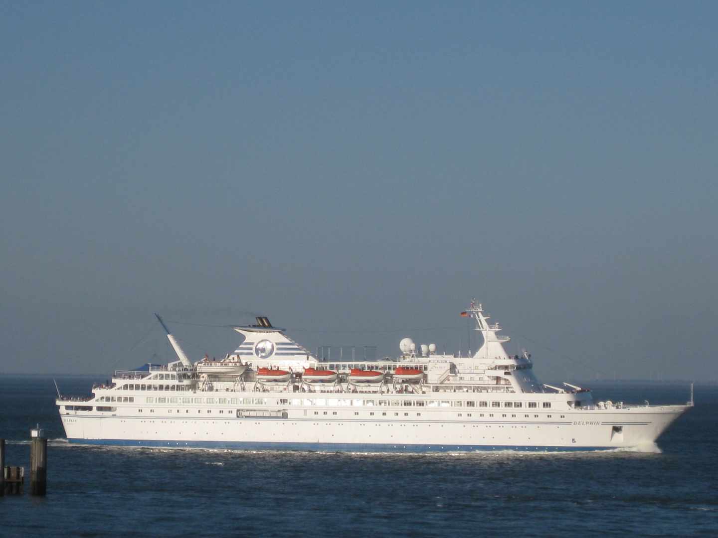 MS Delphin vor Cuxhaven