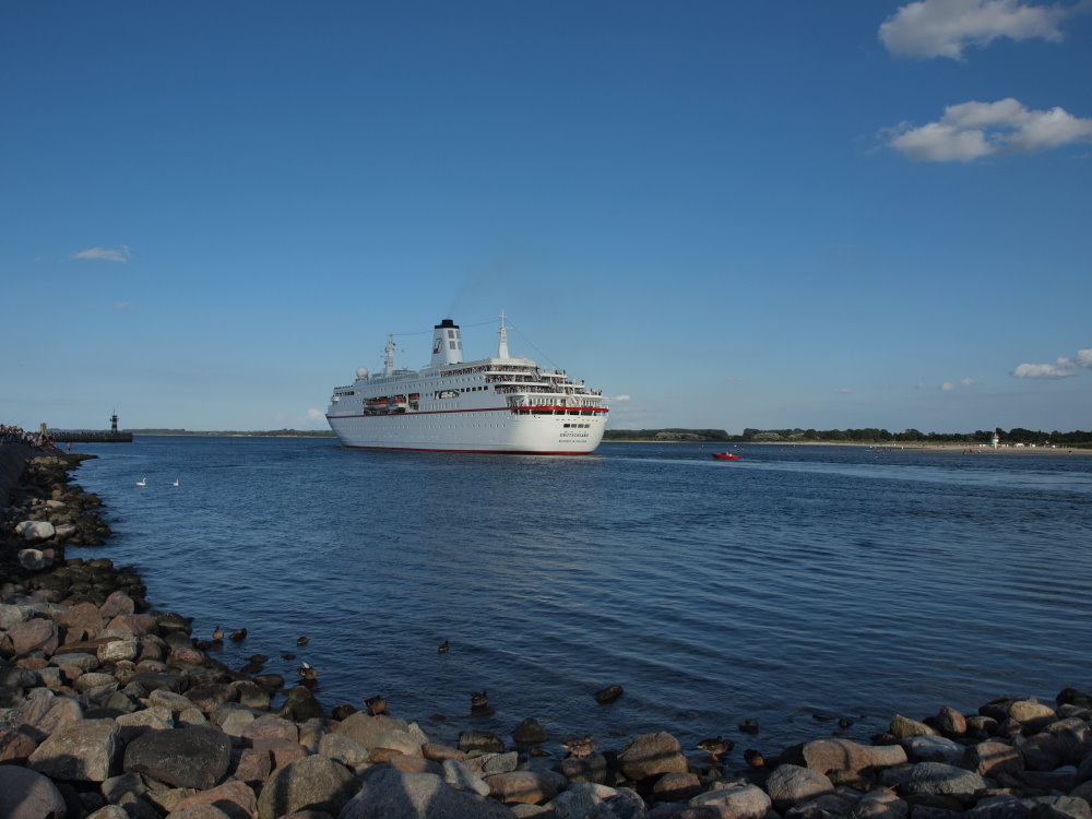 MS Deutschland beim Auslaufen aus Travemünde