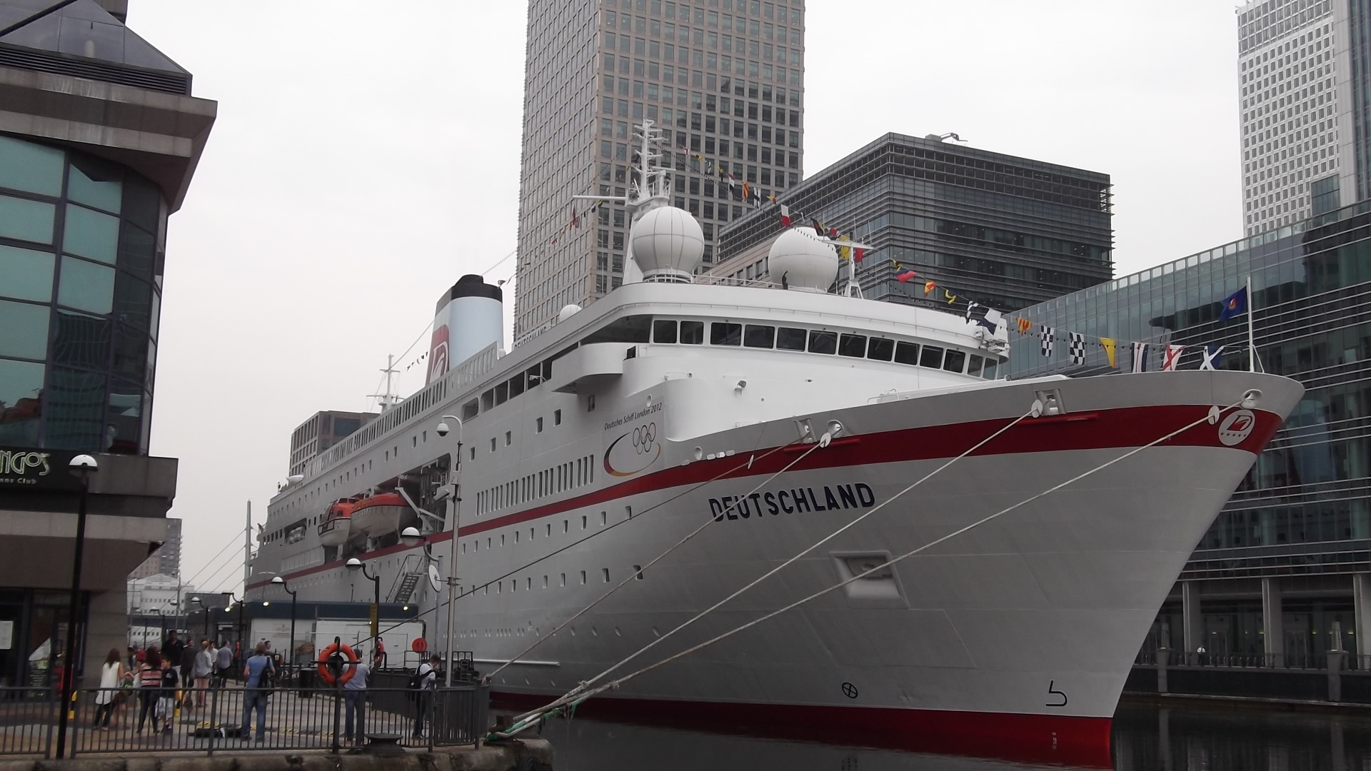 MS Deutschland in den Docklands in London