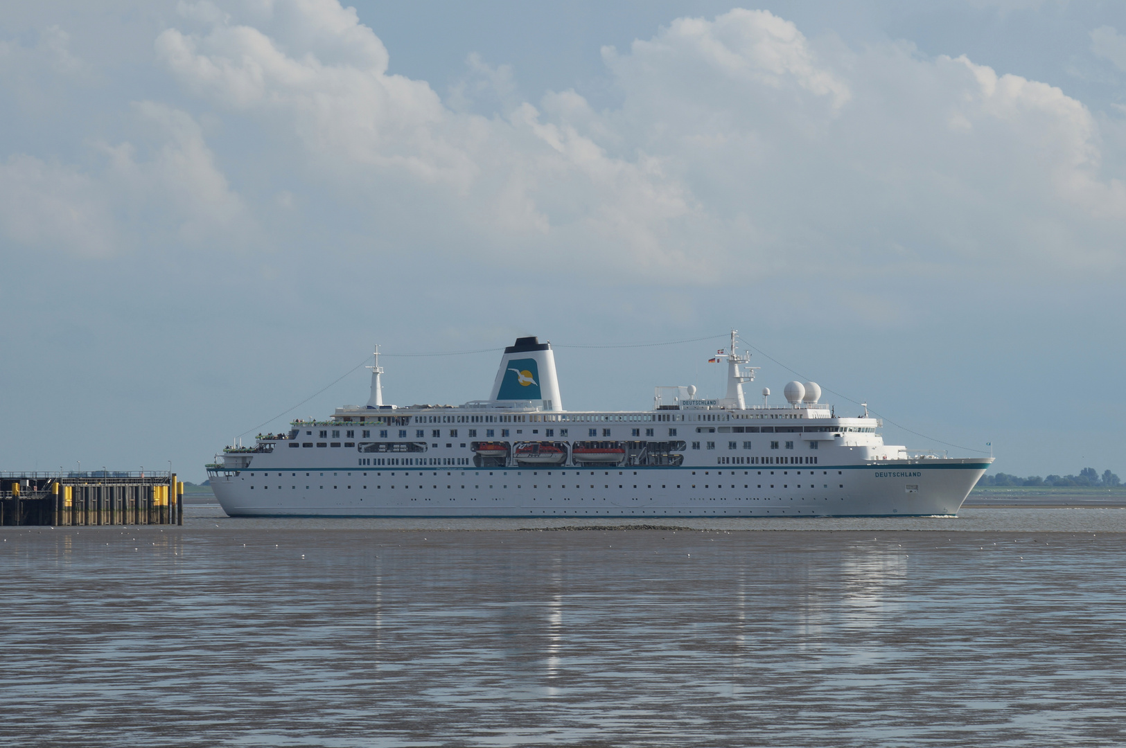 MS Deutschland verlässt Bremerhaven