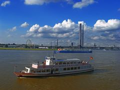 MS Düssel schippert auf dem Rhein